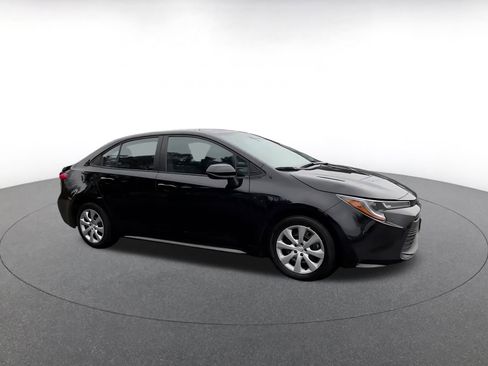 Used 2025 Toyota Corolla LE image 2