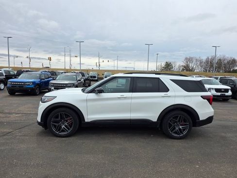 Used 2025 Ford Explorer ST image 4