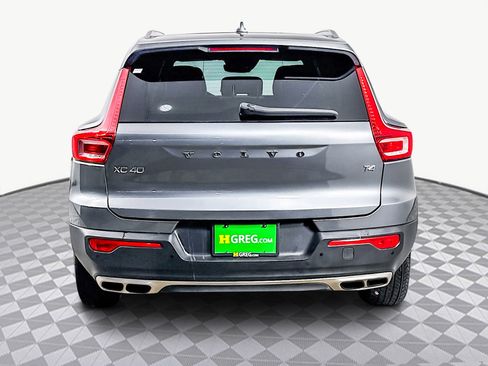 Used 2019 Volvo XC40 T4 Momentum image 8
