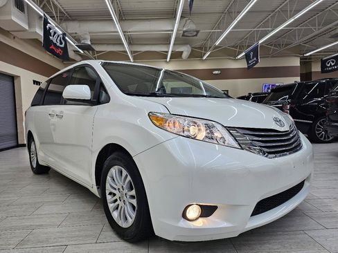 Used 2016 Toyota Sienna XLE w/ XLE Navigation Package FWD image 4