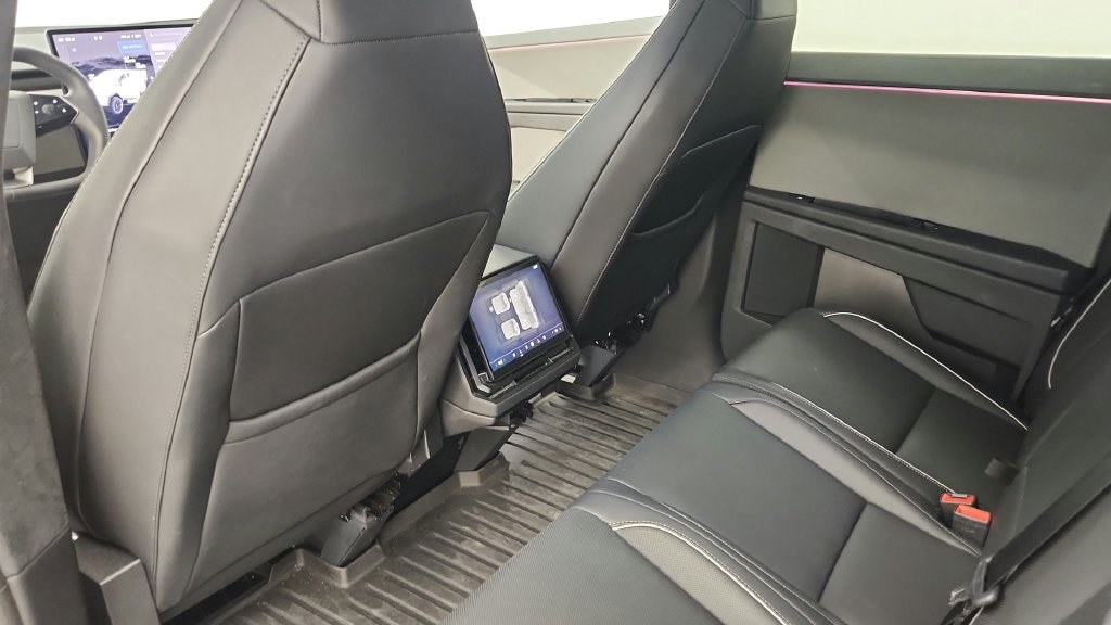 Used 2024 Tesla Cybertruck AWD Crew Cab image 33