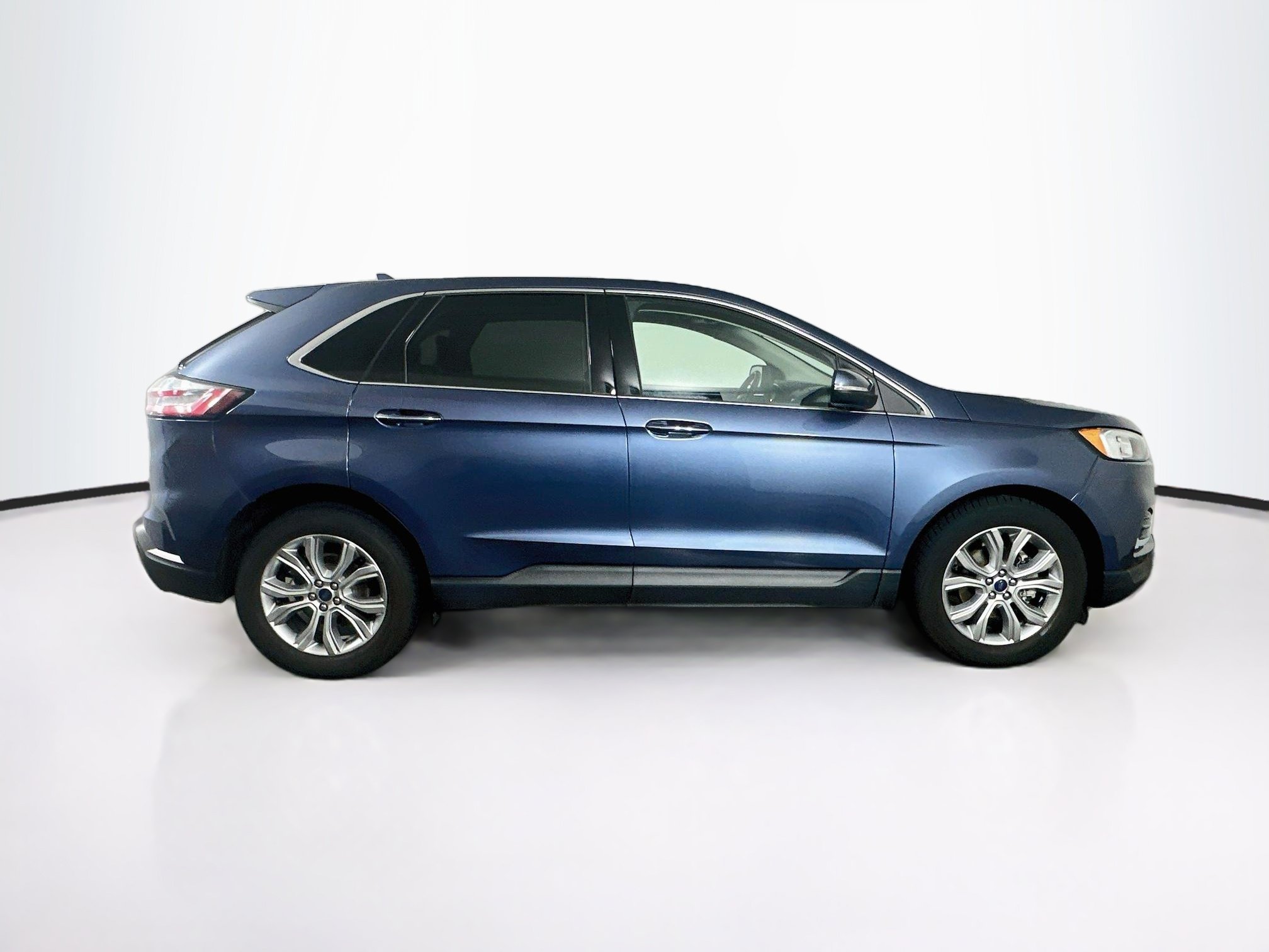 Used 2019 Ford Edge Titanium w/ Cold Weather Package FWD image 10