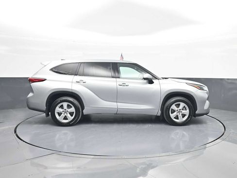 Used 2022 Toyota Highlander LE image 9
