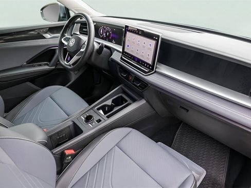 Used 2025 Volkswagen Tiguan SE image 28