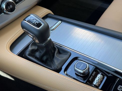 Used 2017 Volvo XC90 T5 Momentum w/ Vision Package FWD image 17