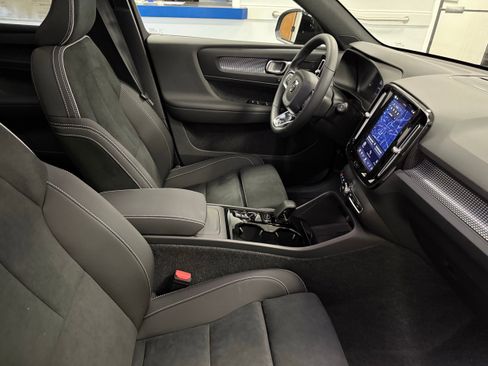 New 2026 Volvo XC40 B5 Ultra w/ Protection Package Premier image 28