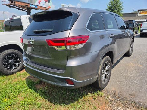 Used 2018 Toyota Highlander LE FWD image 5