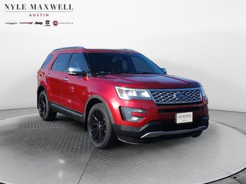 Used 2017 Ford Explorer Platinum image 2