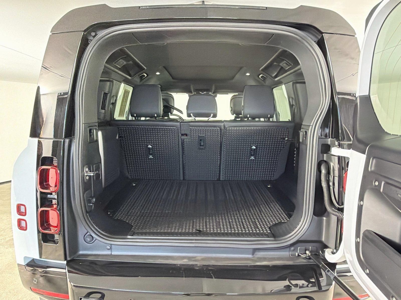 Used 2023 Land Rover Defender 110 X-Dynamic SE AWD/4WD image 26