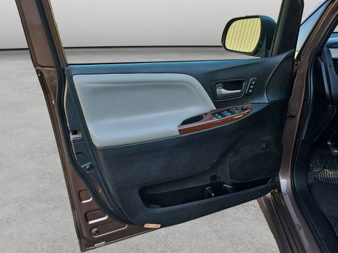 Used 2020 Toyota Sienna Limited AWD/4WD image 32