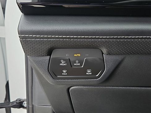 Used 2024 Volkswagen Atlas Cross Sport SE image 25