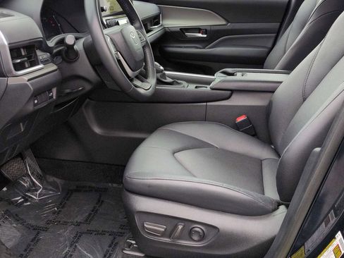 Used 2024 Toyota Grand Highlander AWD image 17