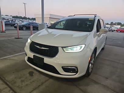 Used 2021 Chrysler Pacifica Touring-L w/ Uconnect Theater Family Group