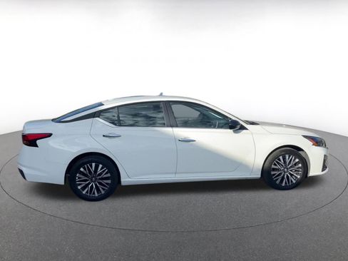 Used 2025 Nissan Altima 2.5 SV image 16