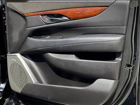 Used 2019 Cadillac Escalade Luxury RWD image 18