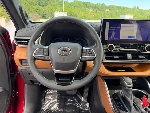 Certified 2024 Toyota Highlander Platinum AWD/4WD image 15