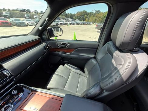 Used 2024 Lincoln Navigator Premiere AWD/4WD image 28