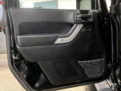 Used 2015 Jeep Wrangler Unlimited Sahara w/ Connectivity Group image 19