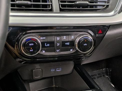Used 2025 Chevrolet Trax LT w/ LT Convenience Package FWD image 17