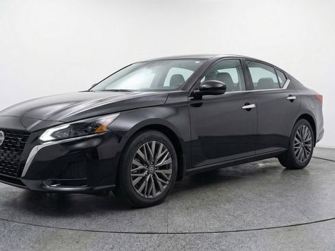 Used 2025 Nissan Altima 2.5 SV FWD image 3
