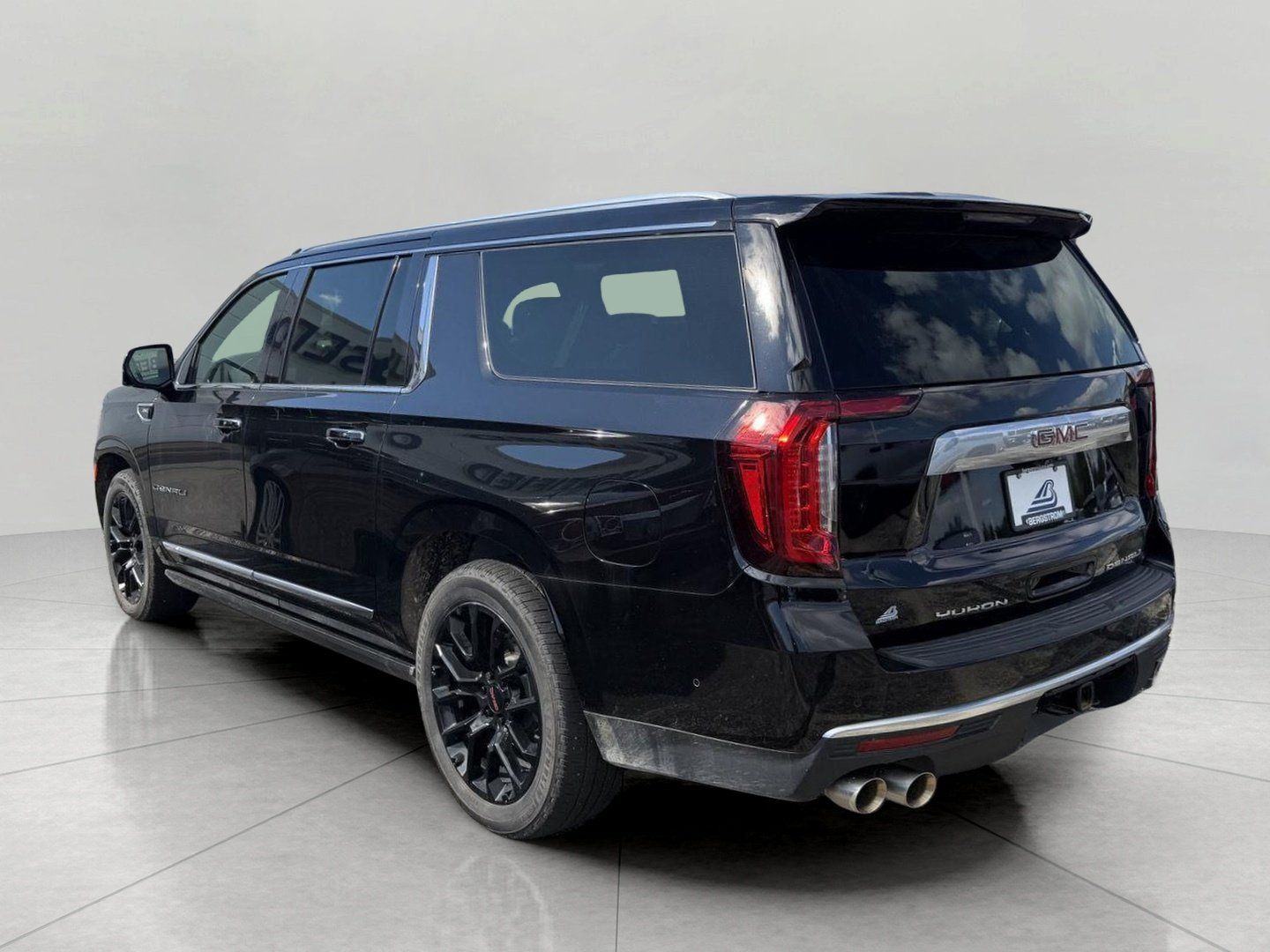Used 2024 GMC Yukon XL Denali w/ Denali Reserve Package AWD/4WD image 5