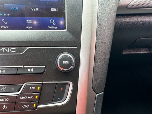 Used 2019 Ford Fusion SE FWD image 19