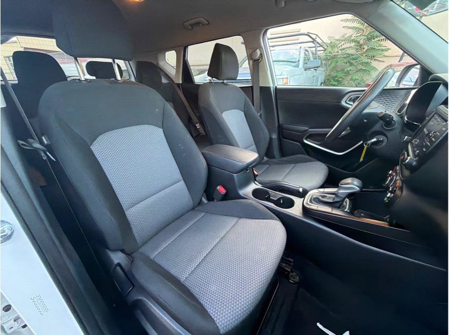 Used 2023 Kia Soul LX FWD image 4