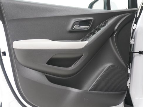 Used 2020 Chevrolet Trax LT w/ LT Convenience Package image 13