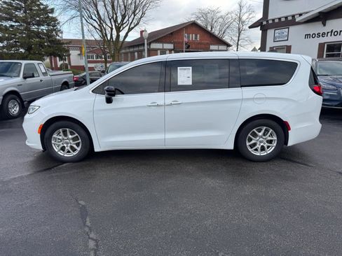 Used 2025 Chrysler Pacifica Select FWD image 16