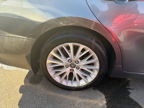 Used 2020 Toyota Camry XLE image 5