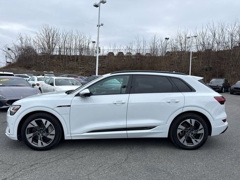 Used 2022 Audi e-tron Premium w/ Convenience Plus Package image 4