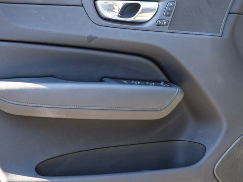 Used 2025 Volvo XC60 B5 Plus image 19