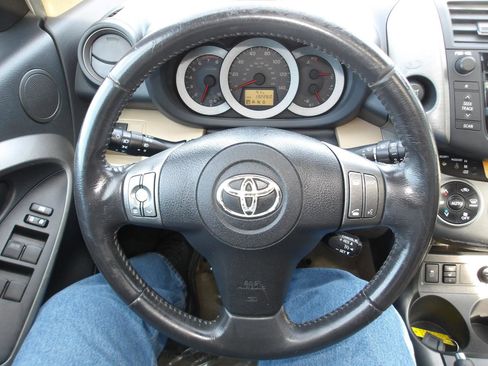 Used 2010 Toyota RAV4 Limited AWD/4WD image 16