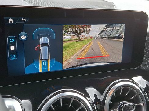 Used 2025 Mercedes-Benz GLB 250 4MATIC image 15