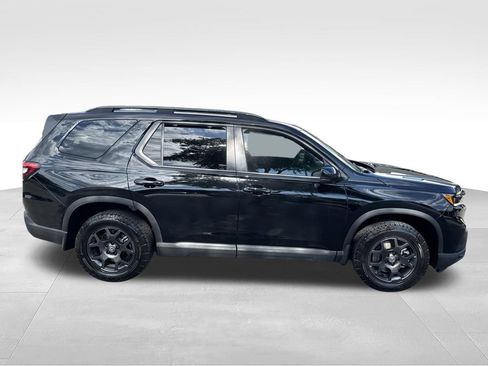 Used 2025 Honda Pilot TrailSport image 8