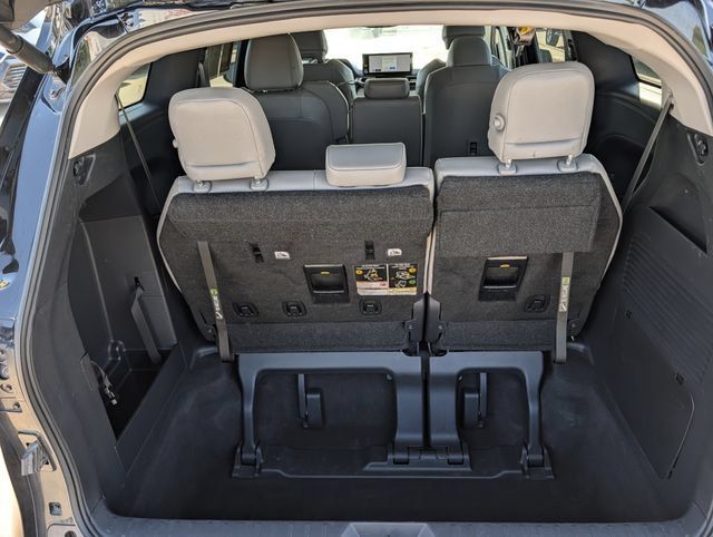 Used 2025 Toyota Sienna XLE FWD image 28
