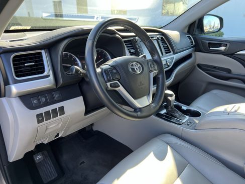 Used 2017 Toyota Highlander XLE image 17
