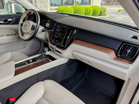 Used 2021 Volvo XC60 T5 Momentum w/ Advanced Package image 16