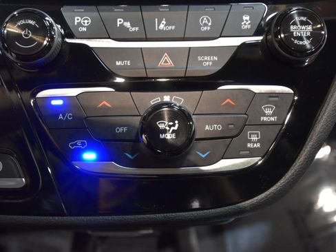 Used 2020 Chrysler Pacifica Limited FWD image 34