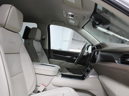 Used 2024 GMC Yukon XL Denali w/ Advanced Technology Package image 22