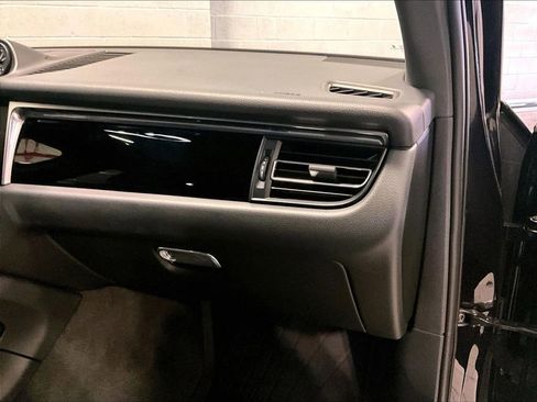 Certified 2023 Porsche Macan image 19