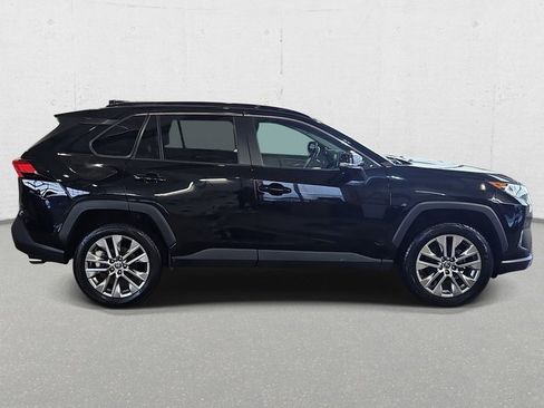 Used 2021 Toyota RAV4 XLE Premium image 4
