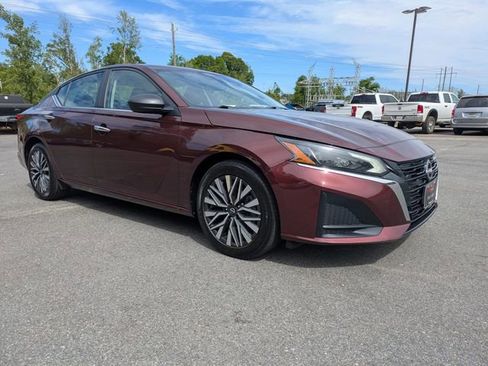 Used 2024 Nissan Altima 2.5 SV image 2