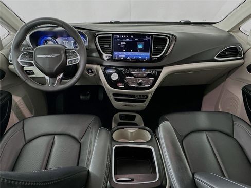 Used 2024 Chrysler Pacifica Touring-L FWD image 31