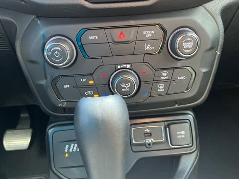 Used 2022 Jeep Renegade Altitude image 27