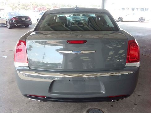 Used 2018 Chrysler 300 Touring L RWD image 6