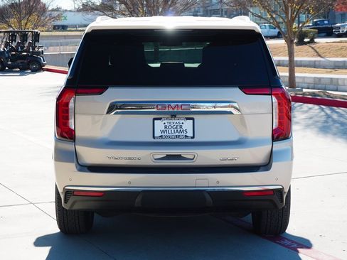 Used 2022 GMC Yukon SLT w/ SLT Premium Package image 4
