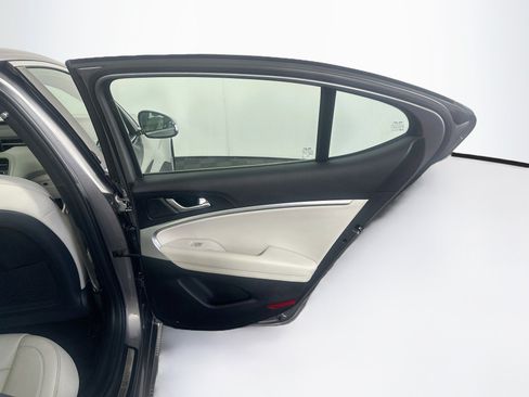 Used 2025 Genesis G70 2.5T RWD image 31