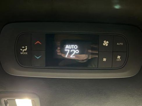 Used 2023 Chrysler Pacifica Pinnacle FWD image 39