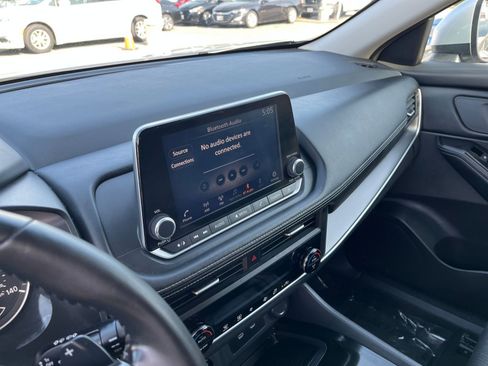 Used 2025 Nissan Rogue SV FWD image 17